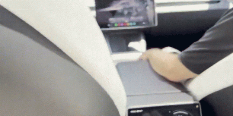 ▲海外用戶體驗(yàn)特斯拉Robotaxi