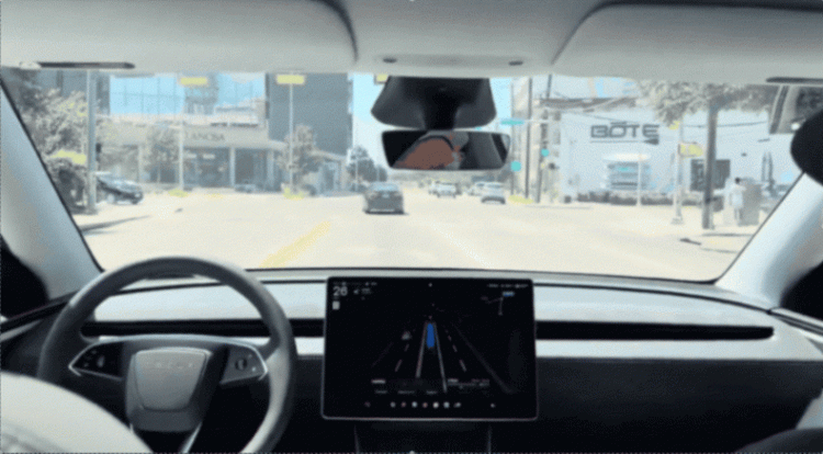 ▲Robotaxi轉(zhuǎn)向混亂短暫駛?cè)雽?duì)向車道