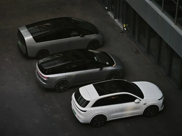 李想曬三車同框！堅稱大空間純電SUV就該像理想i8